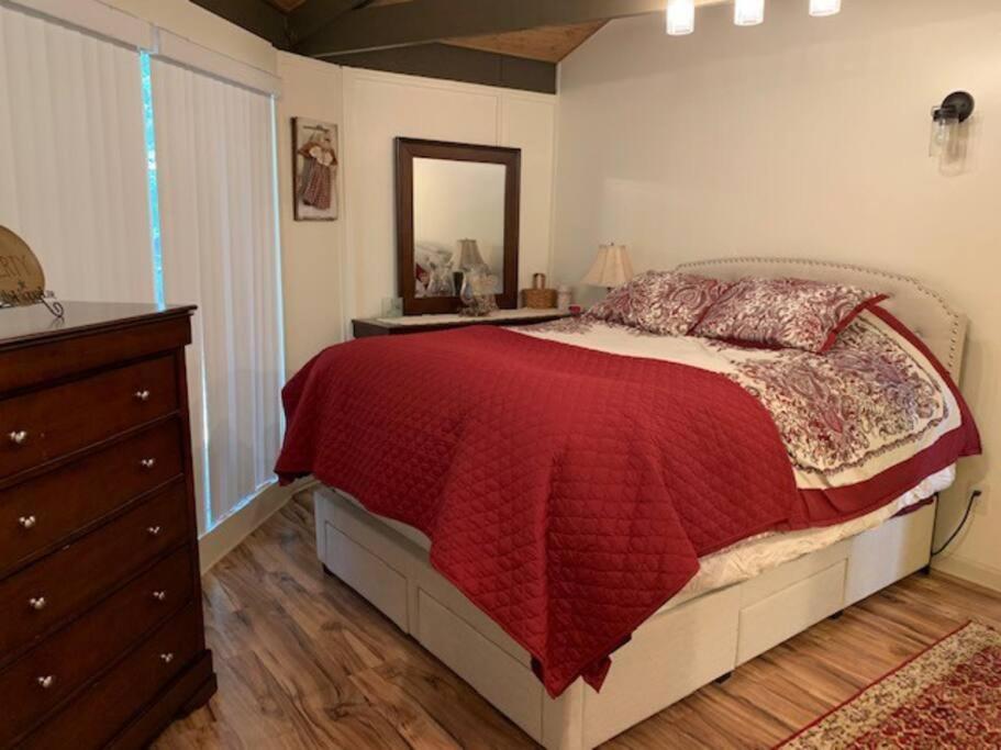 Round - 5 Min To Pa - Deck - Hike- Golf Holiday home Bedford