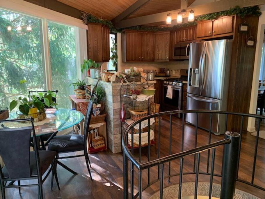 Holiday home Round - 5 Min To Pa - Deck - Hike- Golf *